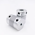 Acoples flexibles de aluminio con ranuras helicoidales y tornillos de fijación