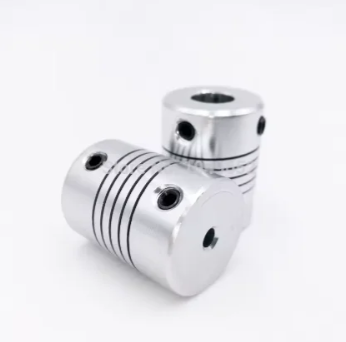 Acoples flexibles de aluminio con ranuras helicoidales y tornillos de fijación