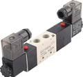 Válvula neumática con dos solenoides y conectores eléctricos